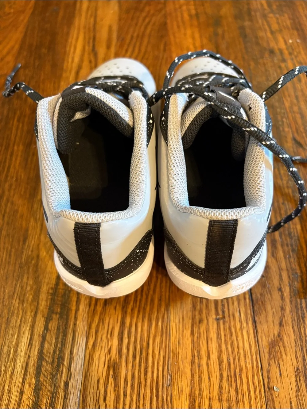🎉NWOB! Nike Kids White and Black Low-Top Cleats!